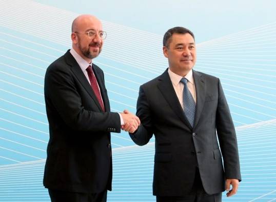 Charles Michel, presidente del Consejo Europeo (i) junto a Sadyr Zhapárov, presidente de Kirguistán (d). Charles Michel, presidente del Consejo Europeo (i) junto a Sadyr Zhapárov, presidente de Kirguistán (d).