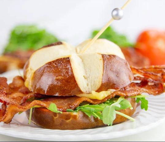 La gastronomía también forma parte del encanto, como los pequeños restaurantes familiares que sirven especialidades sureñas. La gastronomía también forma parte del encanto, como los pequeños restaurantes familiares que sirven especialidades sureñas.