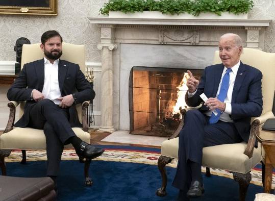 Biden bromea con Boric sobre su edad: Eres demasiado joven Biden bromea con Boric sobre su edad: Eres demasiado joven