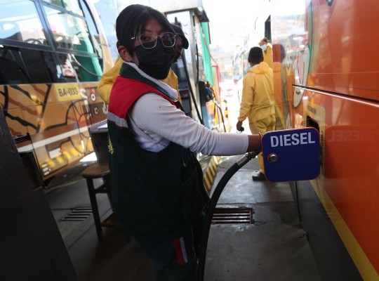 Conductores bolivianos recargan diesel en sus vehículos en una estación de servicio, en La Paz (Bolivia) Conductores bolivianos recargan diesel en sus vehículos en una estación de servicio, en La Paz (Bolivia)