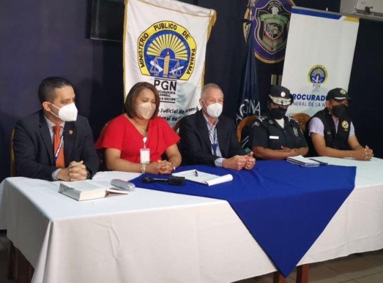 Fiscales y miembros de la policía de Coclé durante la conferencia de prensa. Fiscales y miembros de la policía de Coclé durante la conferencia de prensa.