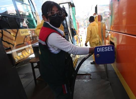 Conductores bolivianos recargan diesel en sus vehículos en una estación de servicio, en La Paz (Bolivia) Conductores bolivianos recargan diesel en sus vehículos en una estación de servicio, en La Paz (Bolivia)