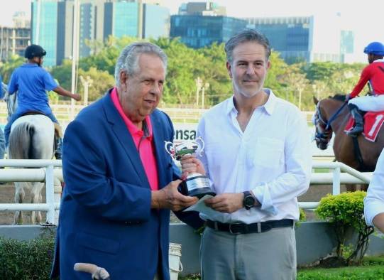 Alberto Paz Rodríguez (i) entrega la copa a Alberto Paz Rodríguez Jr., en representación del Stud Chestnut Hill Stable. Alberto Paz Rodríguez (i) entrega la copa a Alberto Paz Rodríguez Jr., en representación del Stud Chestnut Hill Stable.