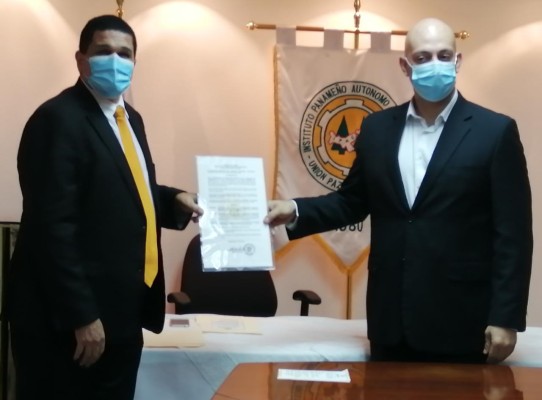Momentos en que el secretario general del Ipacoop, Rigoberto García, entrega al presidente de la Junta Directiva de Coopaep, Jorge Altamirano Duque, la personería jurídica. Momentos en que el secretario general del Ipacoop, Rigoberto García, entrega al presidente de la Junta Directiva de Coopaep, Jorge Altamirano Duque, la personería jurídica.