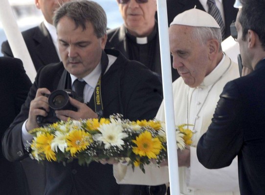 El papa Francisco arroja una corona de flores al mar por los inmigrantes fallecidos en las travesías durante su visita a la isla de Lampedusa (Italia) el 8 de julio de 2013. El papa Francisco arroja una corona de flores al mar por los inmigrantes fallecidos en las travesías durante su visita a la isla de Lampedusa (Italia) el 8 de julio de 2013.