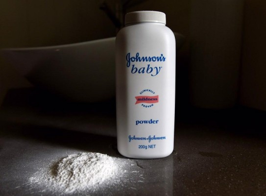 Un envase de talco para bebés producido por Johnson & Johnson, en una fotografía de archivo. Un envase de talco para bebés producido por Johnson & Johnson, en una fotografía de archivo.