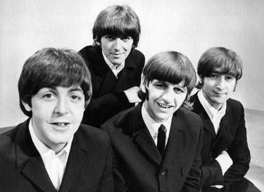 The Beatles, Paul McCartney (bajista), George Harrison (guitarra), Ringo Starr (batería), y John Lennon (guitarra). The Beatles, Paul McCartney (bajista), George Harrison (guitarra), Ringo Starr (batería), y John Lennon (guitarra).