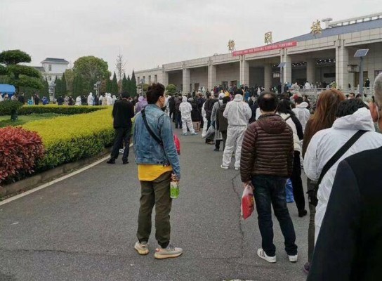 Familiares en Wuhan esperan colas de hasta 5 horas para recibir urnas de sus familiares. Familiares en Wuhan esperan colas de hasta 5 horas para recibir urnas de sus familiares.