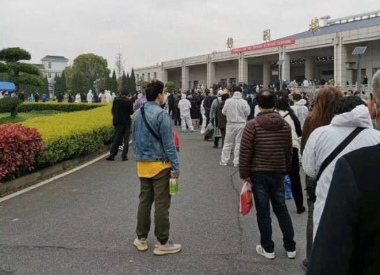 Familiares en Wuhan esperan colas de hasta 5 horas para recibir urnas de sus familiares. Familiares en Wuhan esperan colas de hasta 5 horas para recibir urnas de sus familiares.