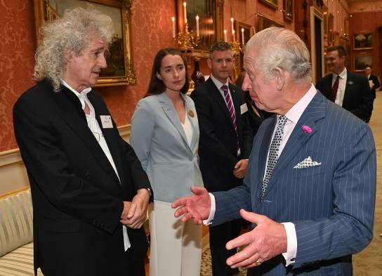 El rey Carlos III y el astrofísico y músico Sir Brian May durante un evento de sostenibilidad espacial en el Palacio de Buckingham el 28 de junio de 2023 en Londres, Inglaterra. El rey Carlos III y el astrofísico y músico Sir Brian May durante un evento de sostenibilidad espacial en el Palacio de Buckingham el 28 de junio de 2023 en Londres, Inglaterra.