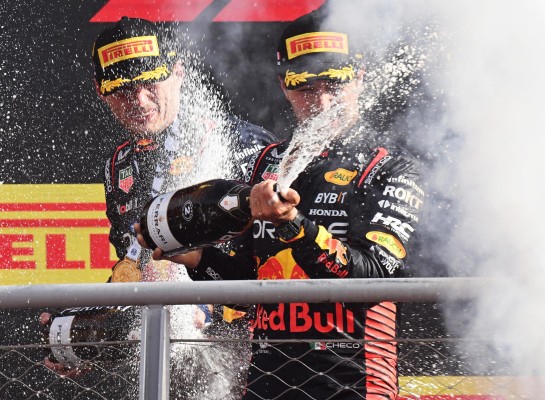 El piloto neerlandés Max Verstappen,de la escudería Red Bull Racing celebra la victoria. El piloto neerlandés Max Verstappen,de la escudería Red Bull Racing celebra la victoria.