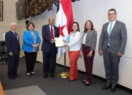 Alexander señaló que el proyecto de ley también tiene la misión de fortalecerá el sector educación. Alexander señaló que el proyecto de ley también tiene la misión de fortalecerá el sector educación.