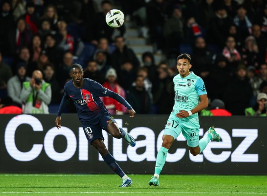 El delantero francés, Ousmane Dembélé (i.) durante un partido con el PSG. El delantero francés, Ousmane Dembélé (i.) durante un partido con el PSG.