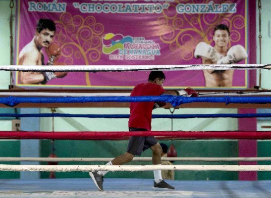 Un joven practica boxeo frente a una pared con la imagen del boxeador Román “Chocolatito” González (d) en el gimnasio de boxeo Roger Deshon, hoy, en Managua. | Un joven practica boxeo frente a una pared con la imagen del boxeador Román “Chocolatito” González (d) en el gimnasio de boxeo Roger Deshon, hoy, en Managua. |
