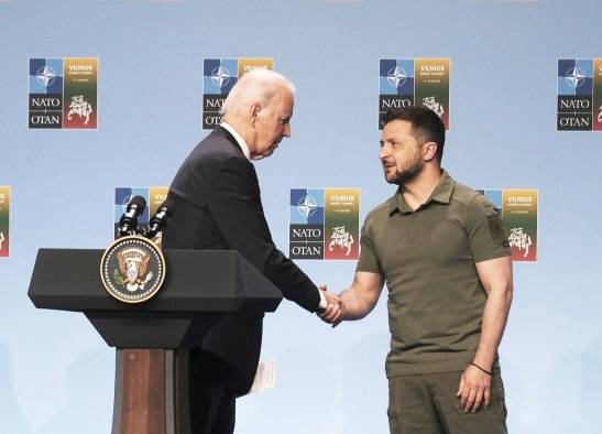 El presidente de EEUU, Joe Biden (izquierda), y el presidente de Ucrania, Volodímir Zelenski, se saludan este miércoles en Vilna. El presidente de EEUU, Joe Biden (izquierda), y el presidente de Ucrania, Volodímir Zelenski, se saludan este miércoles en Vilna.