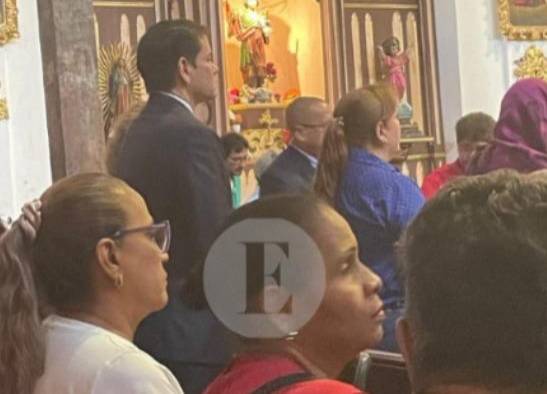 Rubio al salir de la iglesia conversó y se tomó fotos con los feligreses. Rubio al salir de la iglesia conversó y se tomó fotos con los feligreses.