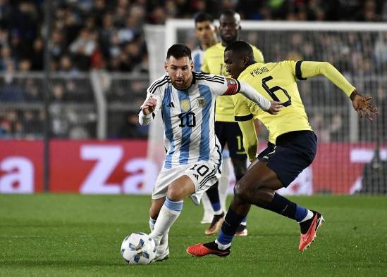 Lionel Messi (i.) durante un partido con la selección Argentina. Lionel Messi (i.) durante un partido con la selección Argentina.