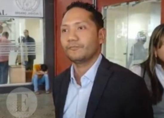 Meneses llegó a las instalaciones del sistema penal acusatorio en compañía de su abogado defensor, Ángel Álvarez. Meneses llegó a las instalaciones del sistema penal acusatorio en compañía de su abogado defensor, Ángel Álvarez.