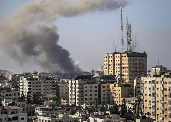 Humo de las explosiones por el bombardeo israelí sobre Gaza, este jueves 26. Humo de las explosiones por el bombardeo israelí sobre Gaza, este jueves 26.