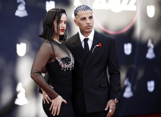 Rosalía y Rauw Alejandro llegan a la alfombra roja previo a la 23ª Entrega Anual del Latin Grammy en el Michelob Ultra Arena en el Mandalay Bay de Las Vegas. Rosalía y Rauw Alejandro llegan a la alfombra roja previo a la 23ª Entrega Anual del Latin Grammy en el Michelob Ultra Arena en el Mandalay Bay de Las Vegas.