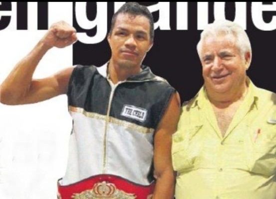 Johan ‘Manotas’ González (i) junto a su apoderado Manuel Pérez Barreiro (d). Johan ‘Manotas’ González (i) junto a su apoderado Manuel Pérez Barreiro (d).