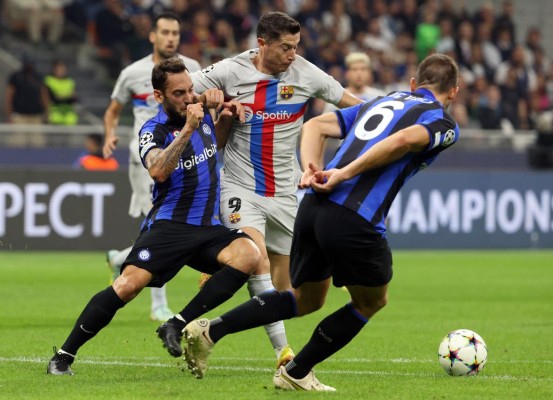 El 'catenaccio' del Inter complica la vida al Barcelona, con polémica. El 'catenaccio' del Inter complica la vida al Barcelona, con polémica.