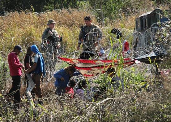 Las familias llegaron a Estados Unidos, pasando el caudal del río Bravo el domingo a las 19:00 horas local. Las familias llegaron a Estados Unidos, pasando el caudal del río Bravo el domingo a las 19:00 horas local.