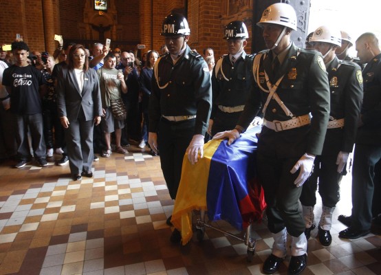 Miembros de la fuerza pública transportan el féretro a la misa y distintos homenajes de cuerpo presente del maestro Fernando Botero, en la Catedral Metropolitana en Medellín. Miembros de la fuerza pública transportan el féretro a la misa y distintos homenajes de cuerpo presente del maestro Fernando Botero, en la Catedral Metropolitana en Medellín.