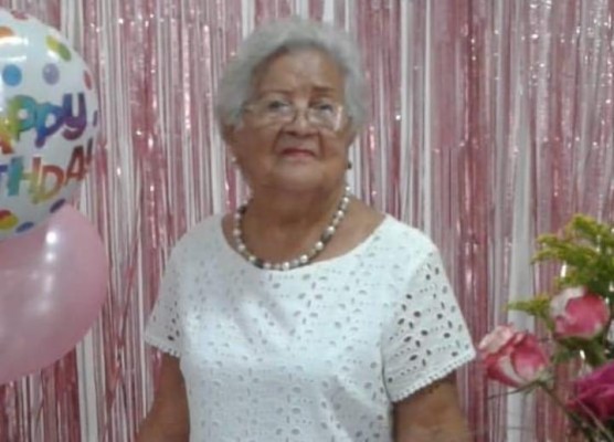 Laboró 35 años como educadora en distintas escuelas rurales. Además, dedica su tiempo a coser vestidos típicos. Laboró 35 años como educadora en distintas escuelas rurales. Además, dedica su tiempo a coser vestidos típicos.