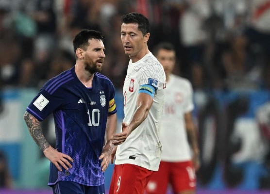 Lionel Messi (i.) y Robert Lewandowski (d.) durante un partido de la Copa Mundial de la FIFA Catar 2022. Lionel Messi (i.) y Robert Lewandowski (d.) durante un partido de la Copa Mundial de la FIFA Catar 2022.
