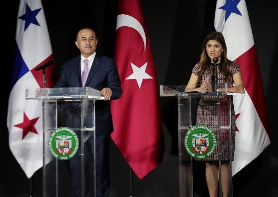 Mevlüt Çavusoglu, canciller de Turquía (i) junto a su homóloga panameña, Erika Mouynes (d). Mevlüt Çavusoglu, canciller de Turquía (i) junto a su homóloga panameña, Erika Mouynes (d).