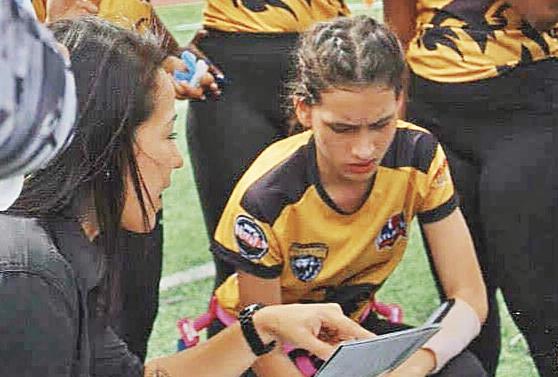 Sánchez (Izq.) muestra algunas jugadas a su equipo femenino de 'flag football'. Sánchez (Izq.) muestra algunas jugadas a su equipo femenino de 'flag football'.