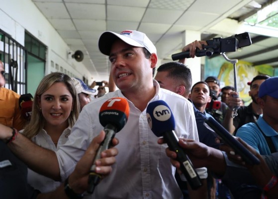 Carrizo acompañó a su esposa Julietta de Carrizo a votar en el colegio Richard Neumann Carrizo acompañó a su esposa Julietta de Carrizo a votar en el colegio Richard Neumann
