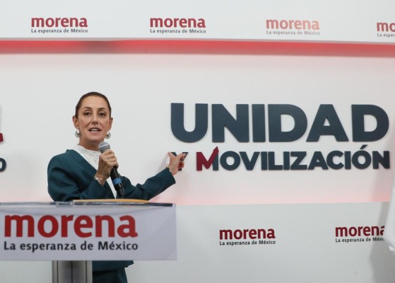 La aspirante presidencial del Movimiento de Regeneración Nacional (Morena), Claudia Sheinbaum (d), ofrece una rueda de prensa hoy, en Ciudad de México (México). La aspirante presidencial del Movimiento de Regeneración Nacional (Morena), Claudia Sheinbaum (d), ofrece una rueda de prensa hoy, en Ciudad de México (México).