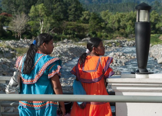 Dos mujeres de la comarca ngäbe. Dos mujeres de la comarca ngäbe.