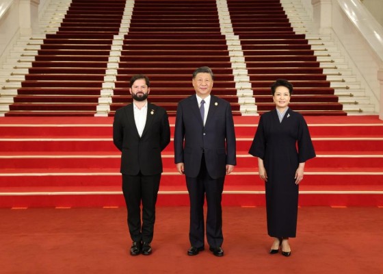 El presidente chino, Xi Jinping (C), y su esposa, Peng Liyuan (D), reciben al presidente chileno, Gabriel Boric (I). El presidente chino, Xi Jinping (C), y su esposa, Peng Liyuan (D), reciben al presidente chileno, Gabriel Boric (I).