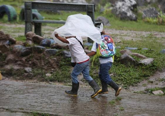 Cuando ir a la escuela es caminar horas bajo la lluvia, por río y lodo. Cuando ir a la escuela es caminar horas bajo la lluvia, por río y lodo.