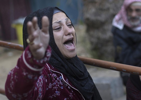 Khan Yunis (-), 02/12/2023.- The sister of a Palestinian from the Murad family, who died during Israeli air strikes in the southern Gaza Strip, reacts as relatives gather outside Nasser Hospital in Khan Yunis, southern Gaza Strip, 02 December 2023. Israeli forces hit targets in the Gaza Strip after a weeklong truce expired on 01 December. More than 15,000 Palestinians and at least 1,200 Israelis have been killed, according to the Gaza Government media office and the Israel Defense Forces (IDF), since Hamas militants launched an attack against Israel from the Gaza Strip on 07 October, and the Israeli operations in Gaza and the West Bank which followed it. EFE/EPA/HAITHAM IMAD Khan Yunis (-), 02/12/2023.- The sister of a Palestinian from the Murad family, who died during Israeli air strikes in the southern Gaza Strip, reacts as relatives gather outside Nasser Hospital in Khan Yunis, southern Gaza Strip, 02 December 2023. Israeli forces hit targets in the Gaza Strip after a weeklong truce expired on 01 December. More than 15,000 Palestinians and at least 1,200 Israelis have been killed, according to the Gaza Government media office and the Israel Defense Forces (IDF), since Hamas militants launched an attack against Israel from the Gaza Strip on 07 October, and the Israeli operations in Gaza and the West Bank which followed it. EFE/EPA/HAITHAM IMAD