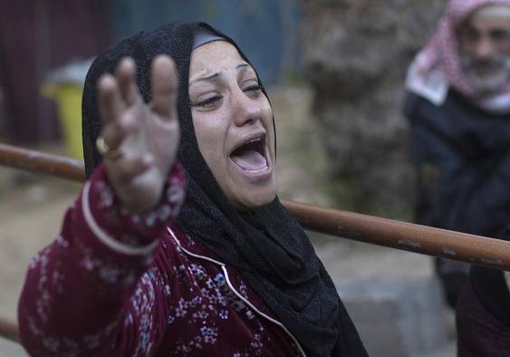 Khan Yunis (-), 02/12/2023.- The sister of a Palestinian from the Murad family, who died during Israeli air strikes in the southern Gaza Strip, reacts as relatives gather outside Nasser Hospital in Khan Yunis, southern Gaza Strip, 02 December 2023. Israeli forces hit targets in the Gaza Strip after a weeklong truce expired on 01 December. More than 15,000 Palestinians and at least 1,200 Israelis have been killed, according to the Gaza Government media office and the Israel Defense Forces (IDF), since Hamas militants launched an attack against Israel from the Gaza Strip on 07 October, and the Israeli operations in Gaza and the West Bank which followed it. EFE/EPA/HAITHAM IMAD Khan Yunis (-), 02/12/2023.- The sister of a Palestinian from the Murad family, who died during Israeli air strikes in the southern Gaza Strip, reacts as relatives gather outside Nasser Hospital in Khan Yunis, southern Gaza Strip, 02 December 2023. Israeli forces hit targets in the Gaza Strip after a weeklong truce expired on 01 December. More than 15,000 Palestinians and at least 1,200 Israelis have been killed, according to the Gaza Government media office and the Israel Defense Forces (IDF), since Hamas militants launched an attack against Israel from the Gaza Strip on 07 October, and the Israeli operations in Gaza and the West Bank which followed it. EFE/EPA/HAITHAM IMAD