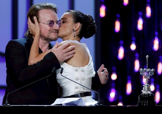 La actriz Penélope Cruz junto al cantante irlandés Bono. La actriz Penélope Cruz junto al cantante irlandés Bono.