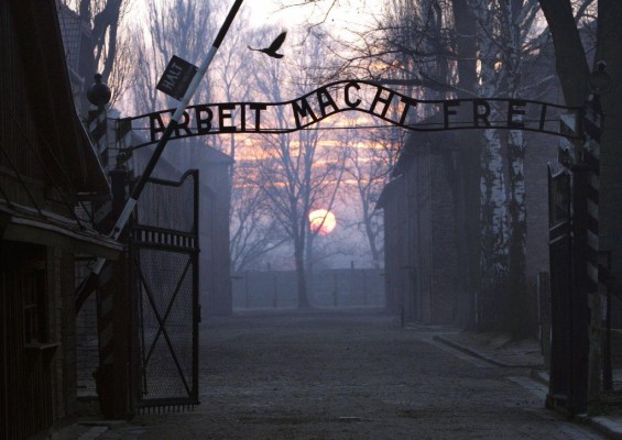 El fascismo fue fenómeno que tuvo diferentes expresiones en toda Europa, Estados Unidos e incluso algunos países de América Latina. En la foto la entrada al campo de exterminio de Auschwitz. El fascismo fue fenómeno que tuvo diferentes expresiones en toda Europa, Estados Unidos e incluso algunos países de América Latina. En la foto la entrada al campo de exterminio de Auschwitz.