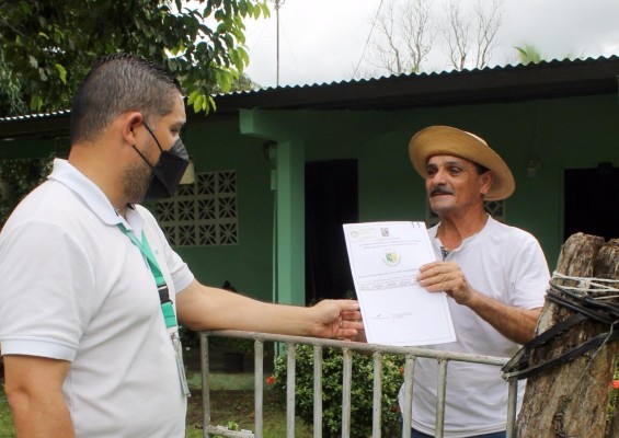 Un productor recibe la titulación de sus tierras. Un productor recibe la titulación de sus tierras.