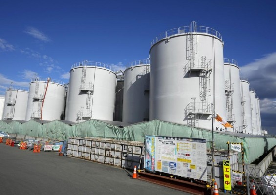 Fotografía de archivo de varios tanques de almacenamiento en la accidentada planta nuclear de Fukushima Daiichi, en Japón. Fotografía de archivo de varios tanques de almacenamiento en la accidentada planta nuclear de Fukushima Daiichi, en Japón.