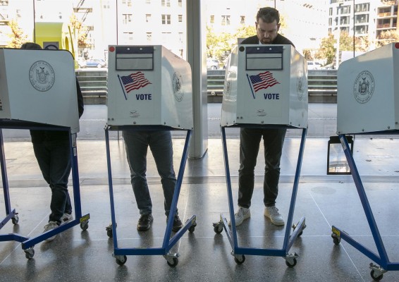 La gente vota en un sitio de votación en la Biblioteca Pública Central de Brooklyn en el distrito de Brooklyn de Nueva York. La gente vota en un sitio de votación en la Biblioteca Pública Central de Brooklyn en el distrito de Brooklyn de Nueva York.