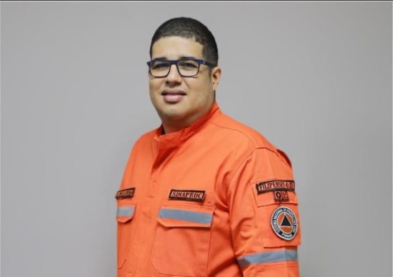 De La Rosa es licenciado en Salud y Seguridad Ocupacional y cuenta con un posgrado en Docencia Superior. De La Rosa es licenciado en Salud y Seguridad Ocupacional y cuenta con un posgrado en Docencia Superior.