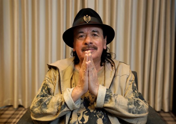 Fotografía de archivo del guitarrista mexicano Carlos Santana Fotografía de archivo del guitarrista mexicano Carlos Santana