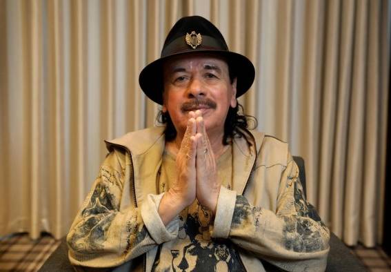 Fotografía de archivo del guitarrista mexicano Carlos Santana Fotografía de archivo del guitarrista mexicano Carlos Santana