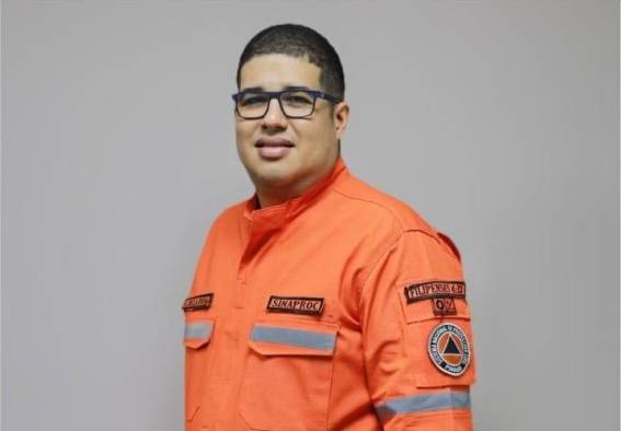 De La Rosa es licenciado en Salud y Seguridad Ocupacional y cuenta con un posgrado en Docencia Superior. De La Rosa es licenciado en Salud y Seguridad Ocupacional y cuenta con un posgrado en Docencia Superior.