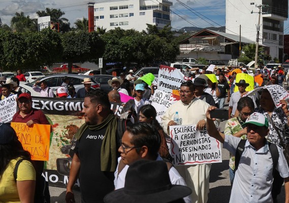 Trabajadores de medios de comunicación se manifiestan hoy, en las principales calles en el municipio de Chilpancingo, en el estado de Guerrero (México). Trabajadores de medios de comunicación se manifiestan hoy, en las principales calles en el municipio de Chilpancingo, en el estado de Guerrero (México).
