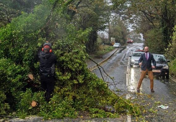 Son los peores efectos de una gigantesca borrasca que abarca desde Islandia hasta el sur de España. Son los peores efectos de una gigantesca borrasca que abarca desde Islandia hasta el sur de España.